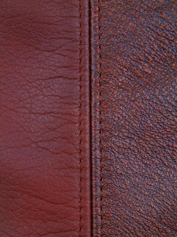 Close up picture of the center seam in the bag, so you can see the structure of the leather. This one is plain at one side and full of structure on the other