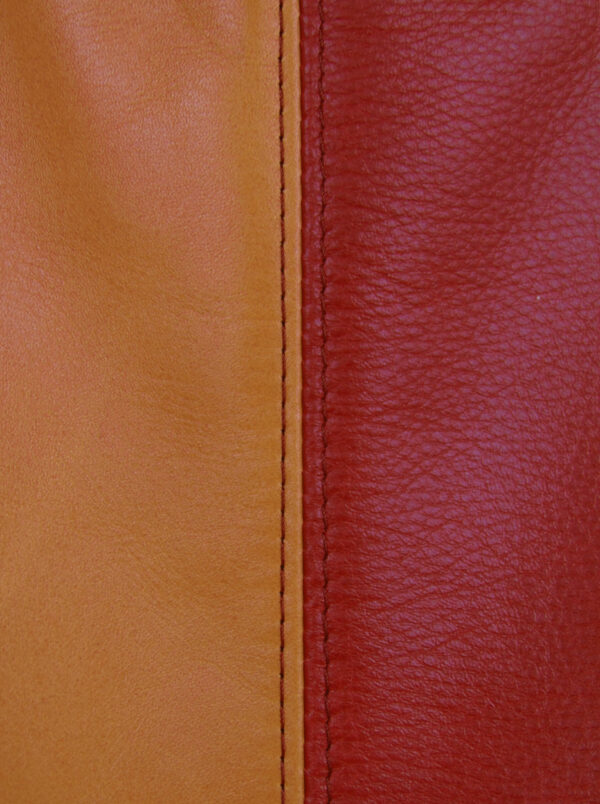 Close up picture of the center seam in the bag, so you can see the structure of the leather. This leather is plain and soft.