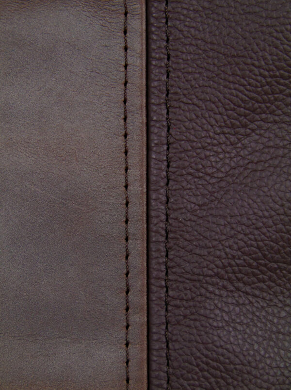 Close up picture of the center seam in the bag, so you can see the structure of the leather. This one is plain and smooth at one side and has a bit texture on the other
