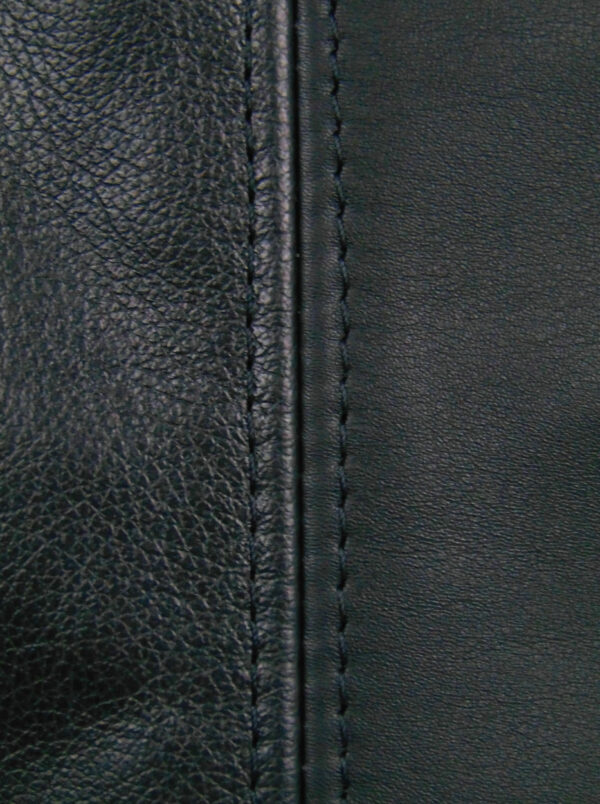 Close up picture of the center seam in the bag, so you can see the structure of the leather. This one is plain and soft at one side and has a bit texture on the other