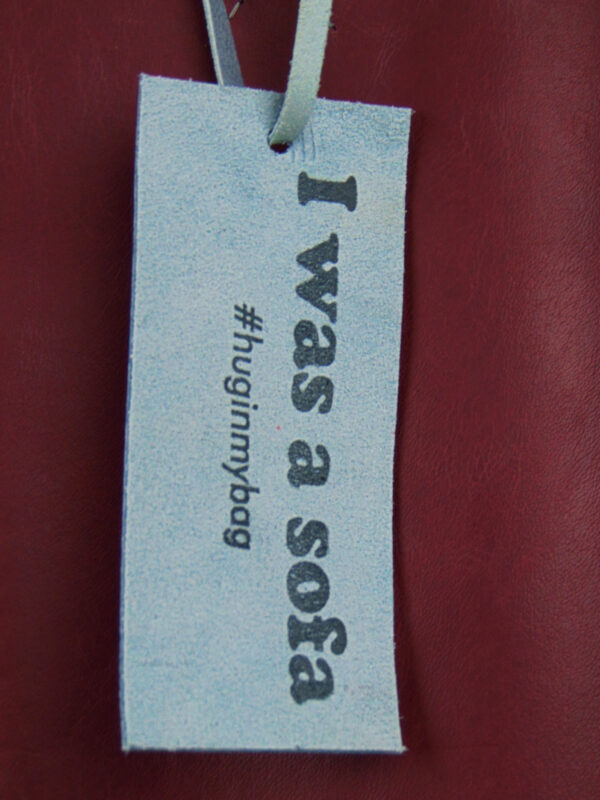 Close up picture of the leather label on the bag with the text: I was a sofa #huginmybag