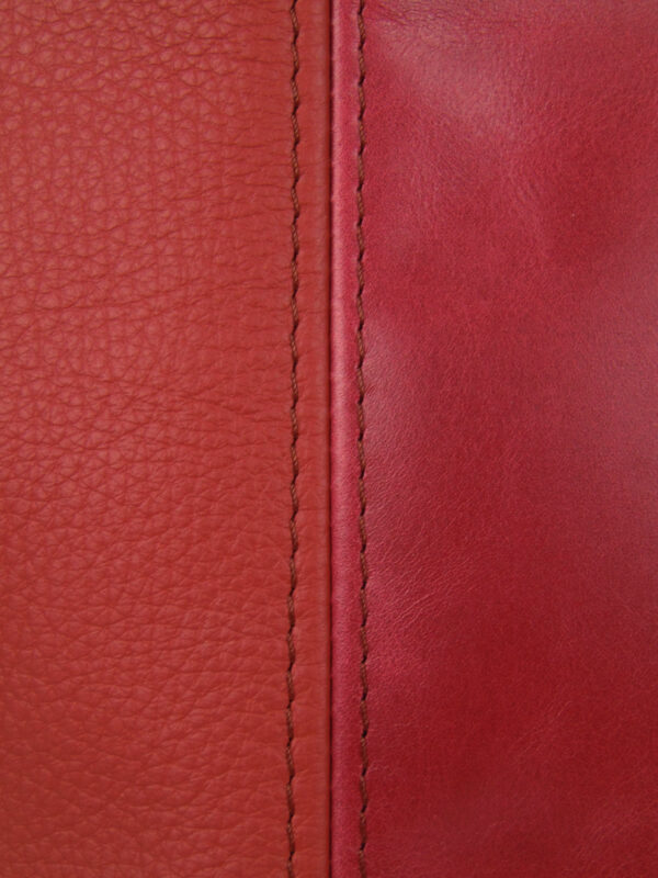 Close up picture of the center seam in the bag, so you can see the structure of the leather. This leather is smooth and a bit shiny at one side and the other side has some structure.