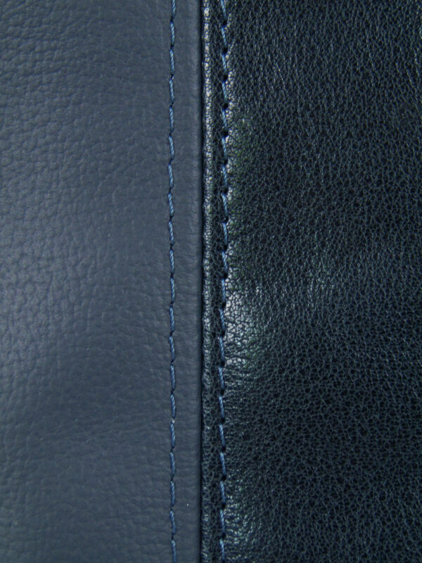 Close up picture of the center seam in the bag, so you can see the structure of the leather. This leather is smooth and shiny at one side and the other side has some structure.