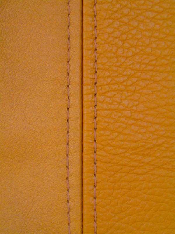 Close up picture of the center seam in the bag, so you can see the structure of the leather.